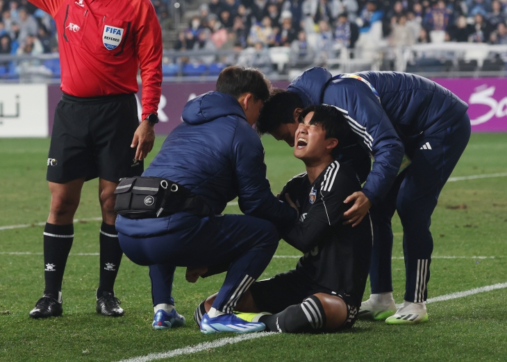 설영우가 12일 울산 문수축구경기장에서 열린 2023~24 아시아 챔피언스리그(ACL) 8강 2차전에서 전북 현대를 상대로 결승 골을 터뜨린 뒤 세리머니를 하다가 어깨 통증에 아파하고 있다. 연합뉴스