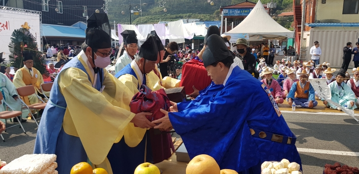 지난해 충남 부여군 임천만세장터에서 열린 저산팔읍상무우사 공문제에서 신구 접장이 공문을 인수인계하고 있다. 충남역사문화연구원 제공