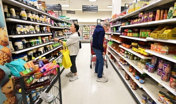 미국 캘리포니아 로스엔젤레스카운티 로즈미드의 한 슈퍼마켓에서 사람들이 쇼핑을 하고 있다. 로즈미드 AFP 연합뉴스