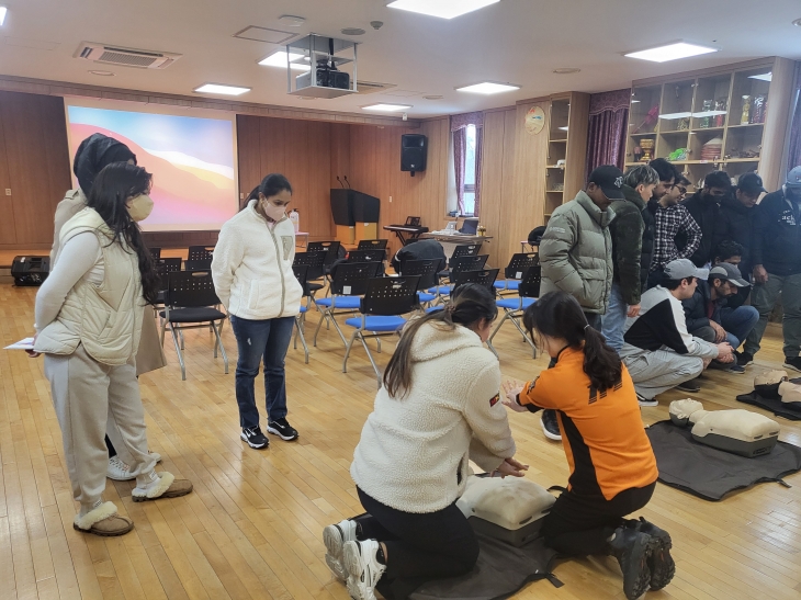 심폐소생술 연습용 마네킹으로 구급 실습을 하는 모습. 경기도소방재난본부 제공