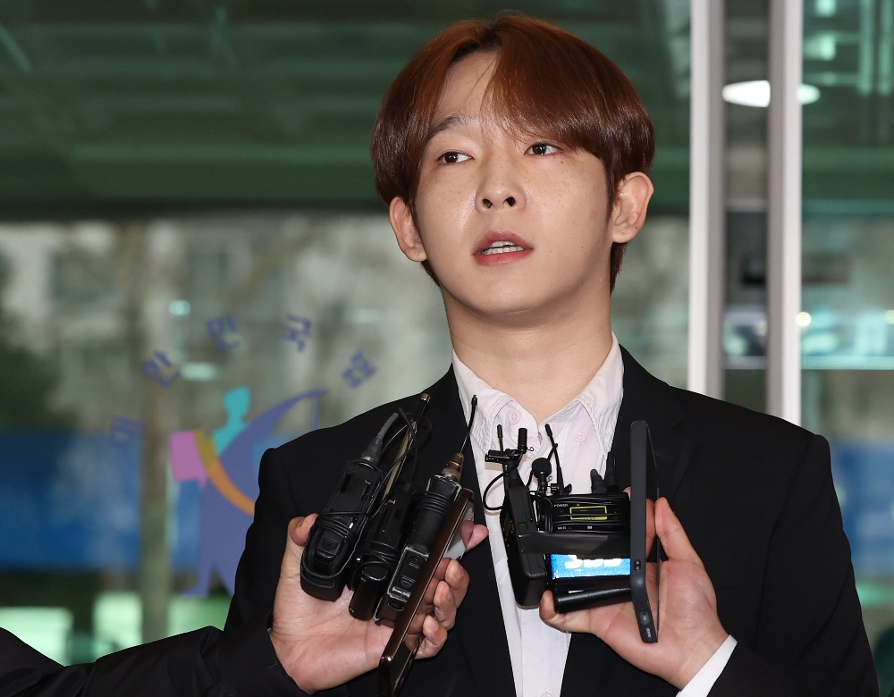 가수 남태현이 18일 오전 서울 마포구 서부지법에서 열린 필로폰 매수·투약한 혐의 관련 선고기일을 마친 뒤 법원을 나서며 취재진의 질문에 답하고 있다. 2024.1.18 연합뉴스