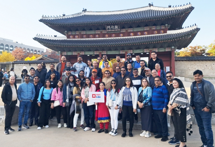회의 차 한국을 찾은 인도 HDFC은행 직원들이 서울 창덕궁에서 기념사진을 찍고 있다. 한국관광공사 제공.