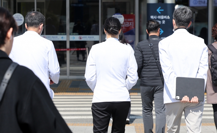 13일 서울 종로구 연건동 서울대학교병원에서 의료진이 이동하고 있다. 뉴스1