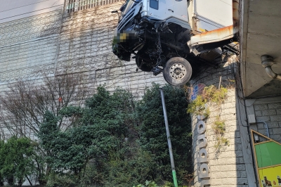 부산 고가도로 달리던 트럭 난간 뚫고 허공에 매달려 정차