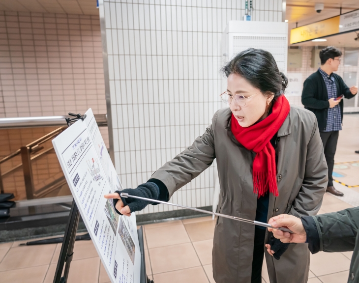 이수희 서울 강동구청장이 지하철 5호선 상일동역의 엘리베이터 추가 설치 현장을 방문해 설명을 듣고 있다. 강동구 제공