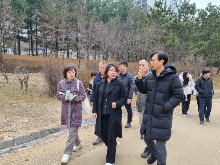 관계자들과 현장을 둘러보는 이은림 서울시의회 운영위원장
