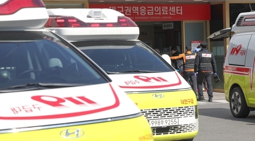 13일 대구 한 대학병원 응급실 앞에서 119구급대원이 환자를 옮기고 있다. 2024.3.13 연합뉴스