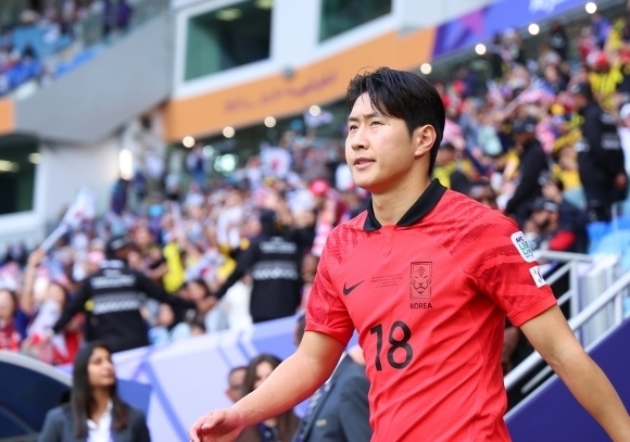 한국 남자축구 국가대표 이강인이 지난 1월 25일 카타르 알와크라 알자누브 스타디움 열린 2023 아시아축구연맹(AFC) 아시안컵 조별리그 말레이시아와의 경기에 출전하기 위해 입장하고 있다. 알와크라 연합뉴스