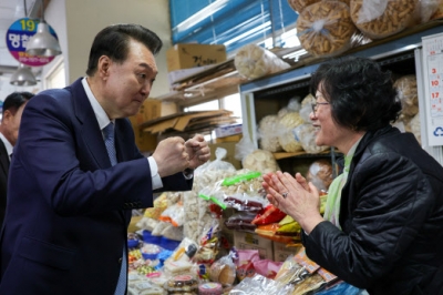 [포토] 尹대통령, ‘삼천포 용궁수산시장’ 방문