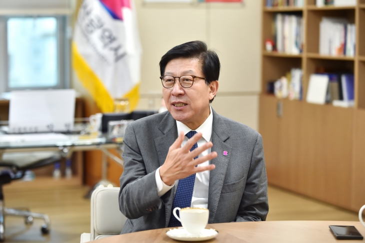 박형준 부산시장이 13일 집무실에서 글로벌 허브 도시와 올해 시정 주요 계획에 대해 말하고 있다. 부산시 제공