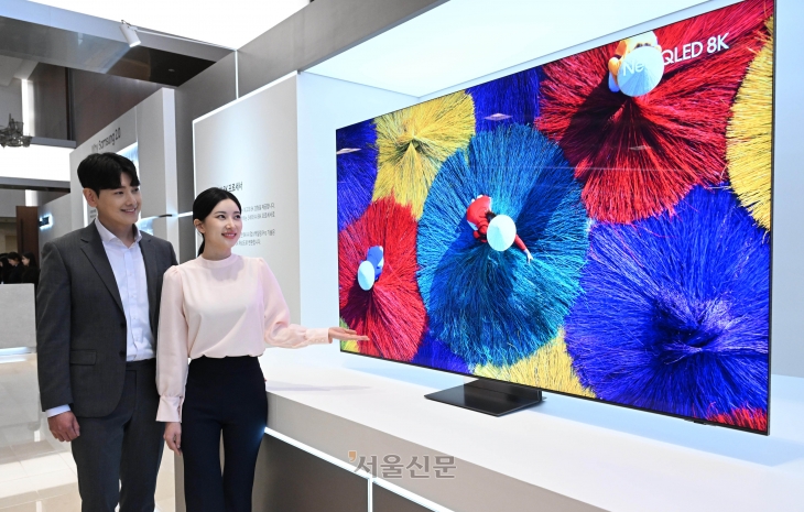 삼성전자 모델들이 13일 서울 서초사옥에서 열린 TV 신제품 출시 행사에서 인공지능(AI) 성능을 강화한 2024년형 ‘네오 퀀텀닷발광다이오드(QLED) 8K’ TV를 소개하고 있다.  도준석 전문기자