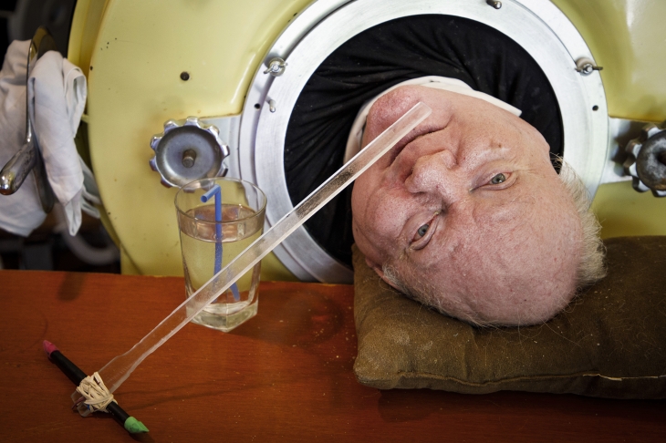 70여년간 철제 호흡 보조 장치(아이언 렁)에 의지해 살아온 미국 남성 폴 알렉산더의 모습. AP 연합뉴스