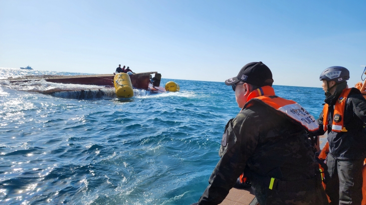 지난 9일 경남 통영시 욕지도 남쪽 68㎞해상에서 서귀포 선적이 전복되는 사고가 발생해 해경이 구조에 나선 모습. 통영해양경찰서 제공