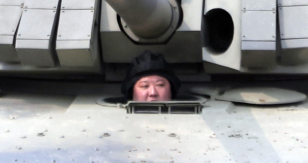 신형 탱크에 직접 탑승한 김정은 북한 국무위원장 모습. 조선중앙통신 연합뉴스