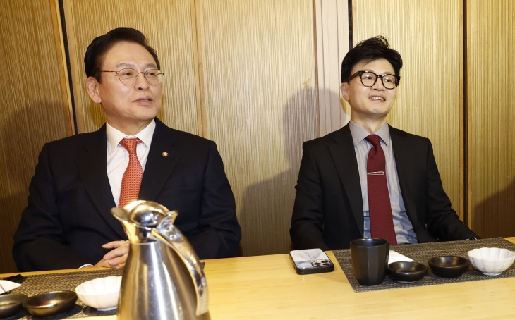 한동훈(오른쪽) 국민의힘 비상대책위원장이 지난 1월 17일 오후 서울 여의도 한식당에서 4선·5선 중진 의원들과 오찬 간담회를 하고 있다. 왼쪽은 정우택 의원. 연합뉴스