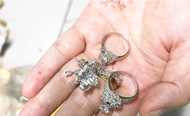 베트남에서 한 남성이 실수로 아내의 다이아몬드 반지 등이 담긴 봉투를 버려 한밤 중 아파트 쓰레기장을 수색하는 소동이 발생했다. 잃어버렸던 보석들. 베트남 매체 ‘뚜오이쩨’