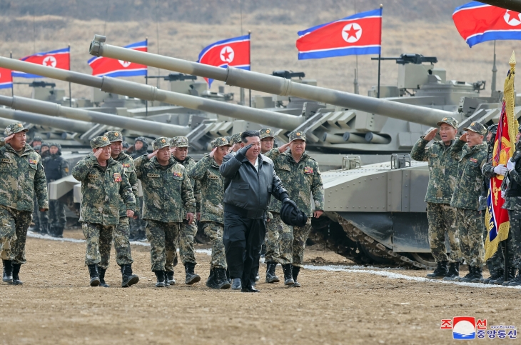 김정은(맨 앞) 북한 국무위원장이 지난 13일 전차부대를 방문해 신형 탱크와 장병들을 사열하고 있다. 북한 관영 조선중앙통신이 14일 보도를 통해 공개한 신형 탱크는 2020년 10월 조선노동당 창건 75주년 기념 열병식에 등장한 탱크와 동일한 것으로 보인다.  조선중앙통신 연합뉴스