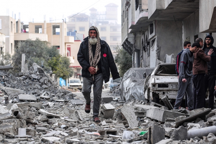 한 팔레스타인 남성이 13일 이스라엘의 공습으로 파괴된 가자지구 중심부를 걷고 있다. 가자 AFP 연합뉴스