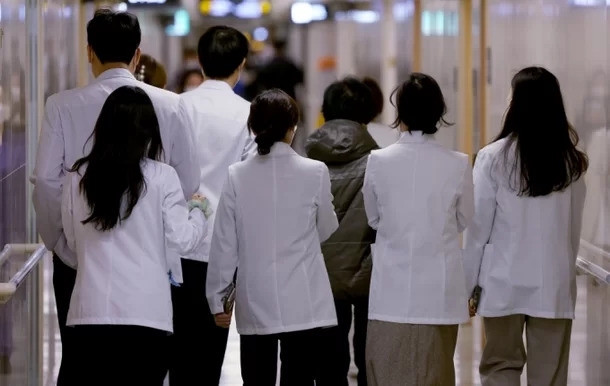 서울시 한 병원에서 의료진이 이동하고 있다. 뉴스1