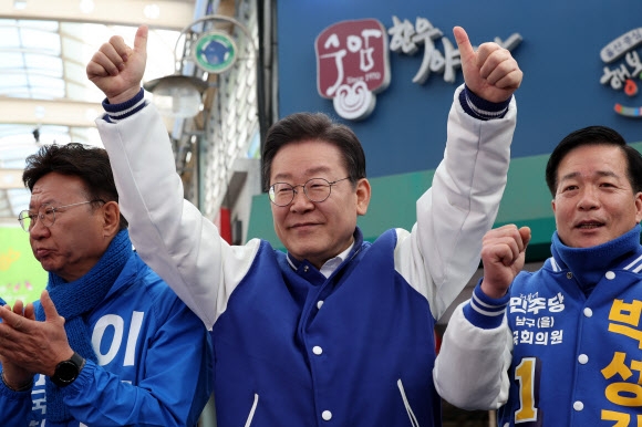 15일 오전 울산 남구 수암시장을 방문한 이재명 더불어민주당 대표가 엄지손가락을 들어보이고 있다. 연합뉴스