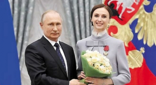 블라디미르 푸틴(왼쪽) 러시아 대통령과 스베틀라나 자하로바.  타스 연합뉴스