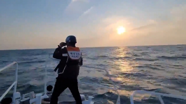 지난 14일 경남 통영 해상에서 발생한 어선 침몰 사고로 실종된 승선원 1명을 수색하는 작업이 이틀째 이어지고 있다. 2024.3.15. 통영해양경찰서 제공