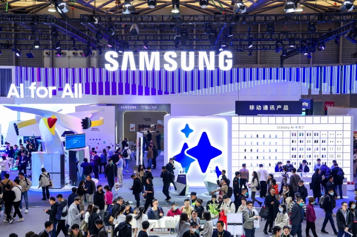 AWE 2024가 열리고 있는 중국 상하이 삼성전자 전시관에서 관람객들이 다양한 제품과 솔루션들을 체험하고 있다. 삼성전자 제공