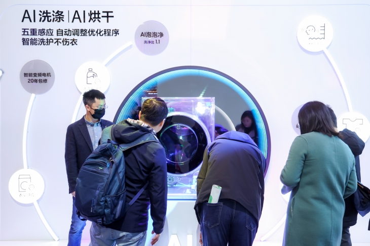 AWE 2024가 열리고 있는 중국 상하이 삼성전자 전시관에서 관람객들이 다양한 제품과 솔루션들을 체험하고 있다.