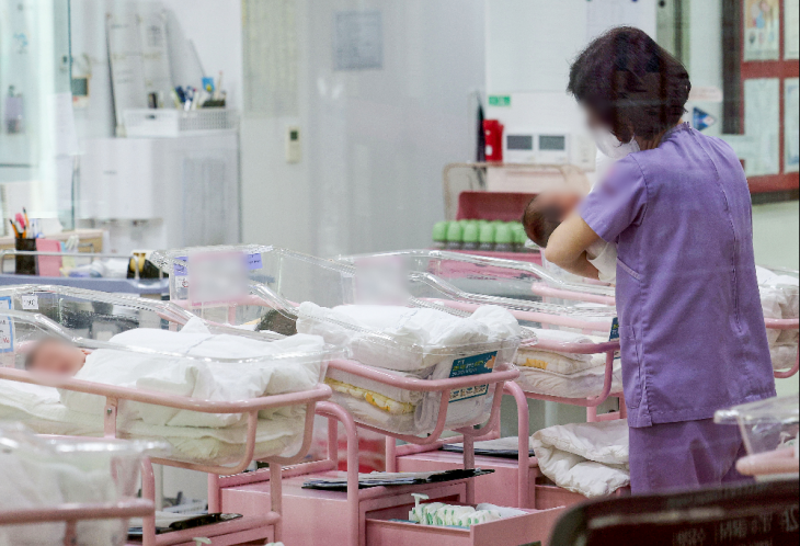 분기 출산율이 처음으로 0.6명대로 떨어지며 저출산 현상이 이어지고 있는 가운데 28일 오후 서울 시내 한 산후조리원 신생아실에서 간호사 등 관계자가 신생아들을 돌보고 있다. 2024.2.28 연합뉴스(공동취재)
