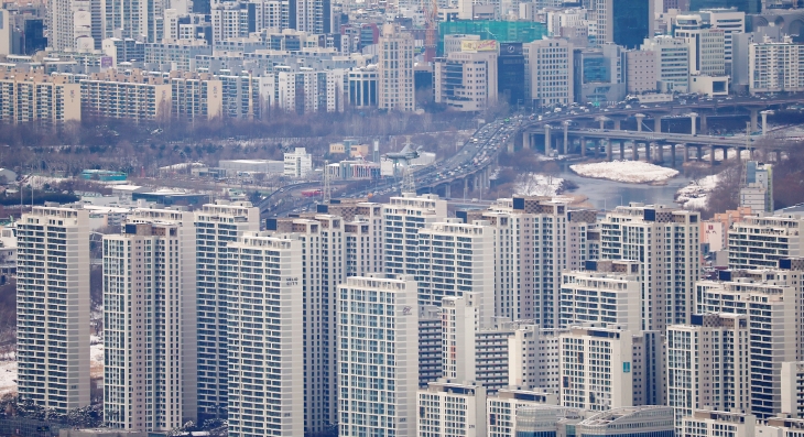 지난달 23일 경기도 광주시 남한산성에서 바라본 서울 아파트 단지 모습. 2024.2.23 연합뉴스