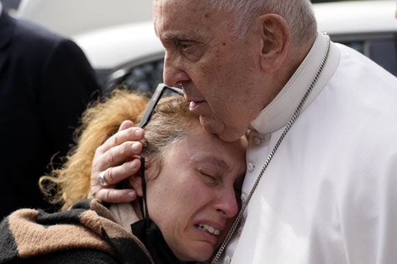 프란치스코 교황이 이탈리아 로마의 제멜리 대학병원을 퇴원하면서 같은 병원에서 치료를 받던 다섯 살 딸을 잃은 세레나 수바니아를 부둥켜 안으며 위로하고 있다. 로마 AP 연합뉴스