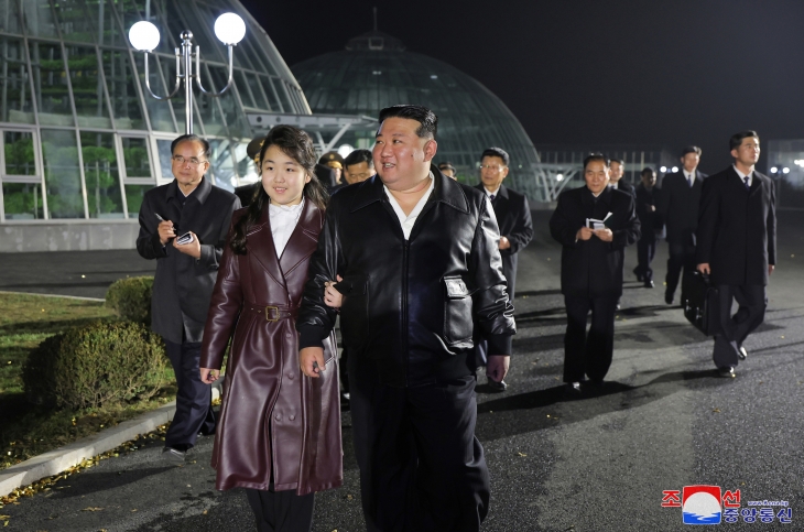 북한 김정은, 딸 주애와 강동종합온실 준공식 참석