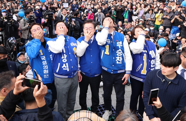 ‘입틀막 퍼포먼스’ 하는 이재명 대표