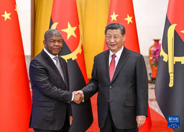 시진핑(오른쪽) 중국 국가주석이 지난 15일 주앙 로렌수 앙골라 대통령과 베이징 인민대회당에서 회담을 갖기 전 악수를 나누고 있다. 중국 외교부 제공
