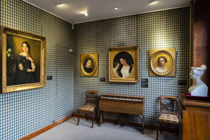 이 저택의 실제 주인이었던 화가 아리 셰퍼의 작품들이 잘 보존돼 있는 방.