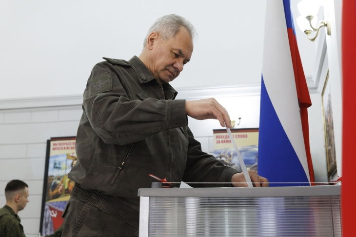 러시아 대통령선거 투표가 시작된 15일(현지시간) 세르게이 쇼이구 국방부 장관이 남부군관구 투표소에서 투표하고 있다. 2024.3.15 러시아 국방부