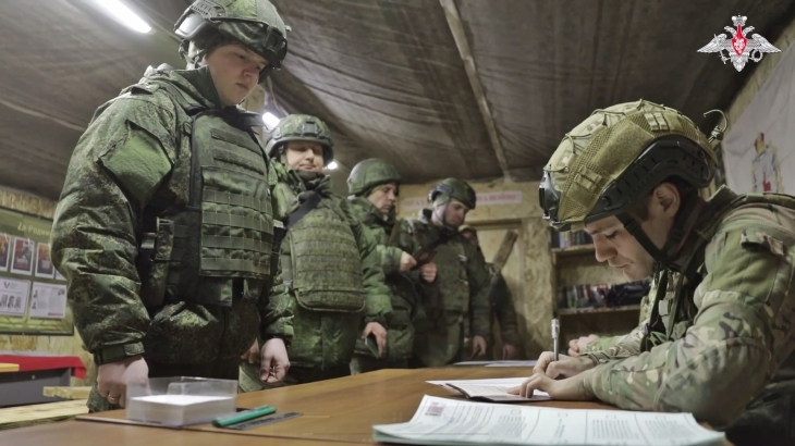 러시아 서부군관구 기갑부대 병사들이 2024 대통령선거 사전투표에 참여하고 있다. 2024.3.14 러시아 국방부