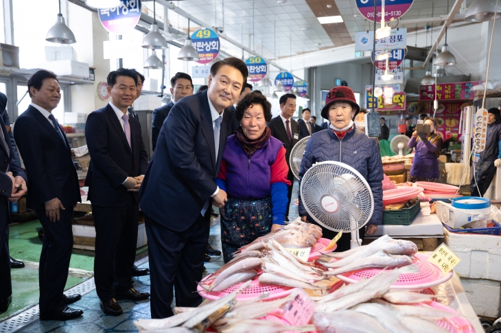 윤석열 대통령이 13일 경남 사천시 삼천포 용궁수산시장을 찾아 한 상인과 기념 촬영을 하고 있다. 2024.3.13 대통령실 제공