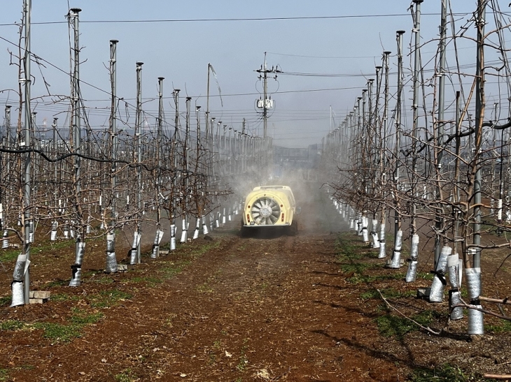 경기도농업기술원이 사과 나무에 농약을 살포하는 자료 사진(경기도농업기술원 제공)