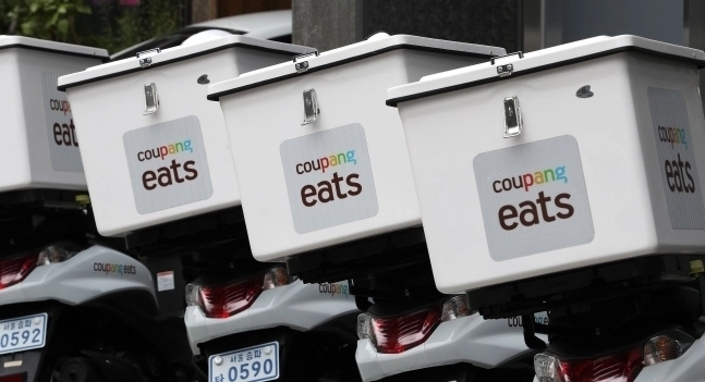 ‘2025년 배달 3사 체감도 조사’ 결과 배달 3사의 평균 점수는 100점 만점 49.1점인 것으로 나타났다. 사진은 쿠팡이츠 배달 오토바이. 기사 내용과 관련 없음. 뉴스1