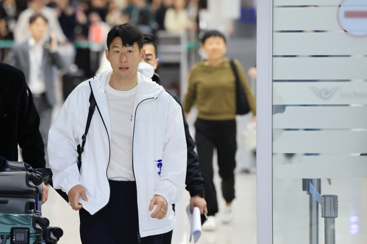 한국 남자축구 국가대표팀 주장 손흥민이 18일 2026 북중미 월드컵 아시아 2차 예선 태국과의 2연전을 소화하기 위해 인천국제공항을 통해 귀국하고 있다. 연합뉴스