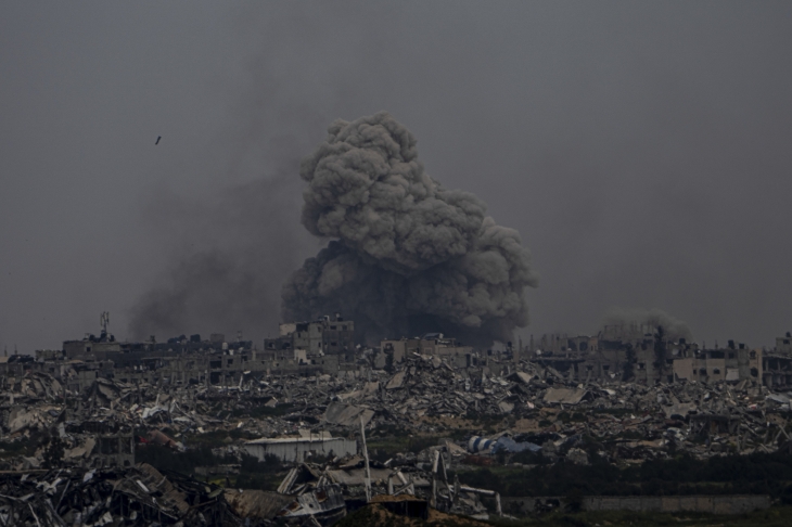 18일 팔레스타인 가자지구에서 강력한 폭발로 인한 검은 연기가 피어오르고 있다. 이스라엘군은 “하마스 고위 테러리스트들이 있다는 첩보”를 내세워 남부 라파에 있는 최대 병원 알시파를 공습했다. 이스라엘 AP 연합뉴스