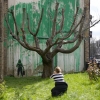 앙상한 나무 뒤 풍성한 푸른 잎… 런던 한 건물에 등장한 뱅크시 벽화