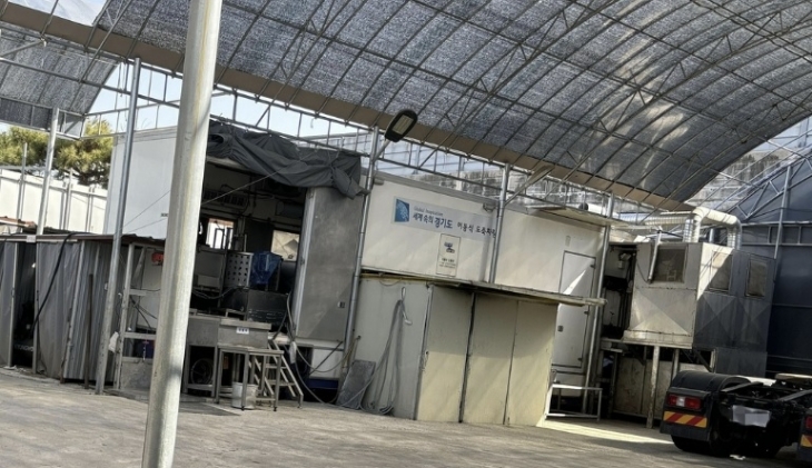 성남시 모란시장 인근 시유지에서 운영해 온 이동형 닭·염소 도축차량을 경기도가 지난 13일 폐쇄했다. 사진은 이동형 도축차량.  연합뉴스