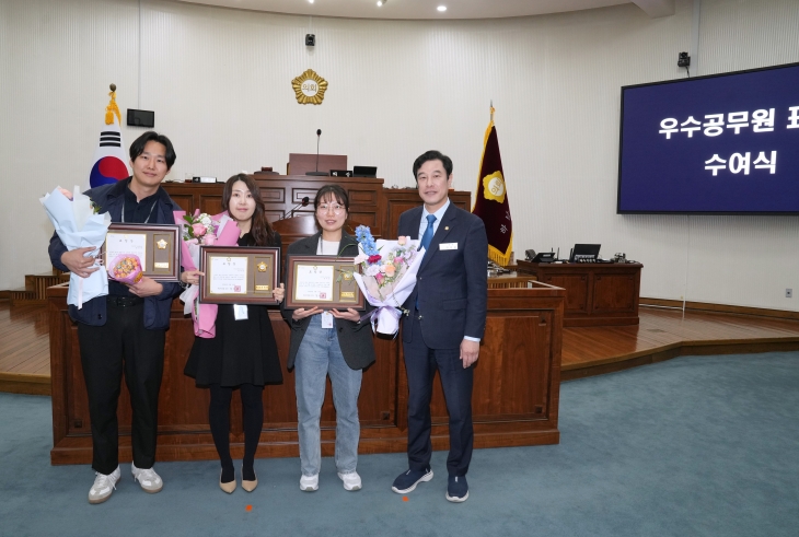 강성삼 하남시의회 의장이 19일 제328회 임시회 제1차 본회의에서 지역사회 발전분야 ‘2024년 1분기 우수공무원’ 3명을 표창하고 기념사진을 찍고 있다. 하남시의회 제공