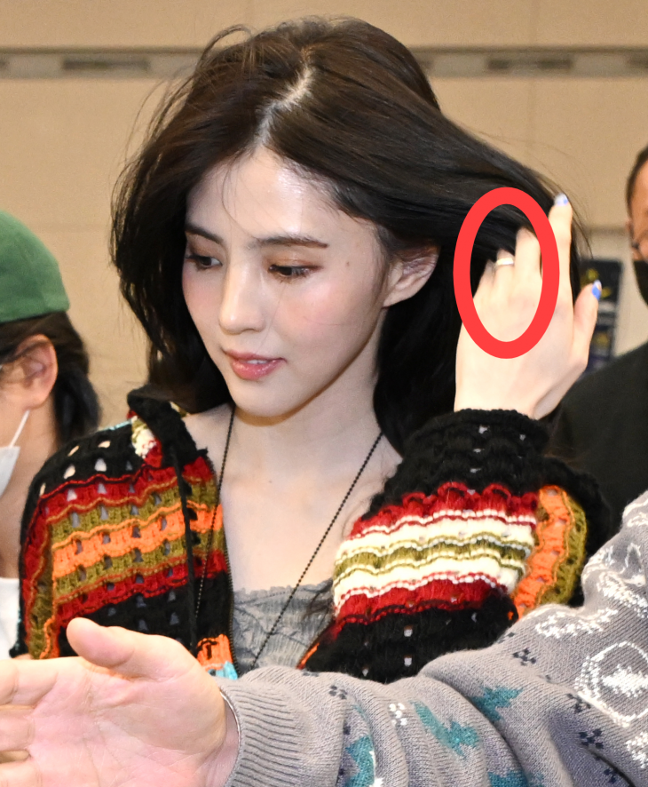 류준열♥한소희, 왼손 약지가 반짝반짝