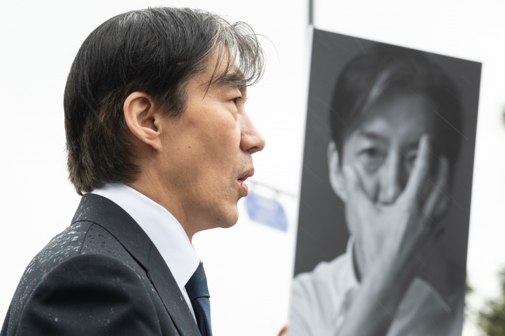 조국 조국혁신당 대표가 19일 서울 용산구 대통령실 앞에서 기자회견을 열고 윤석열 대통령이 ‘민생 토론회’를 빙자해 관권 선거 운동을 하고 있다며 중단을 촉구하고 있다. 뉴스1