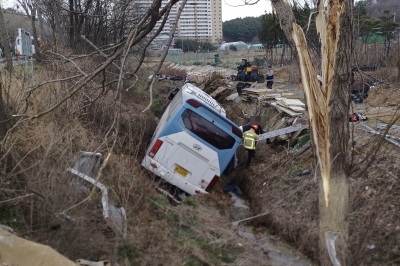 천안서 공항 가던 버스 도랑 추락…8명 다쳐