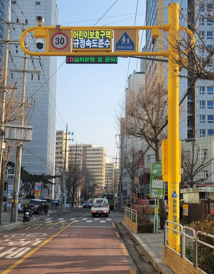 금천구에 설치된 통합안전 스마트폴.  금천구 제공