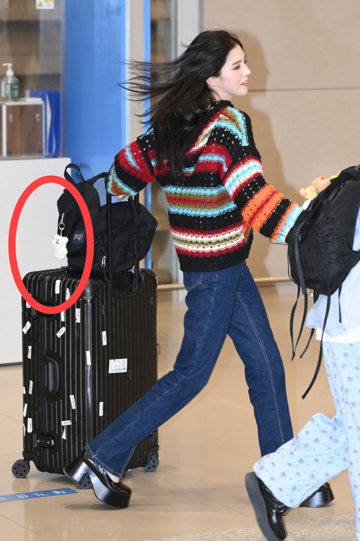 류준열♥한소희, 북극곰 키링 달린 캐리어